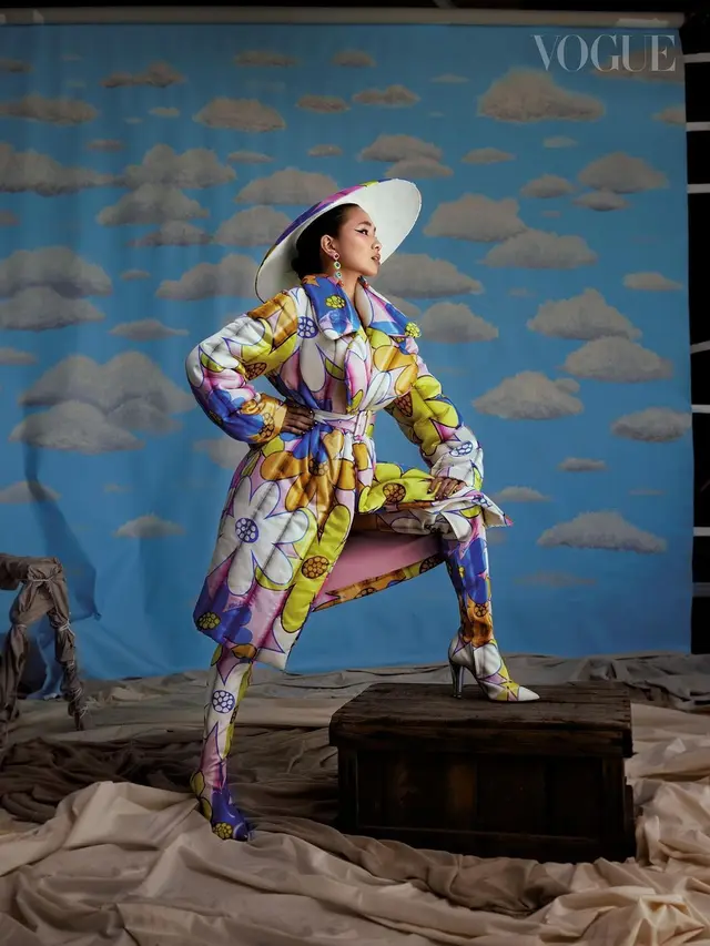 Niki Zefanya berpose dalam foto bersama tim majalah Vogue.