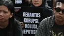 Awalnya peserta Aksi Kamisan merupakan keluarga korban pelanggaran Hak Asasi Manusia (HAM) berat di Indonesia, seperti peristiwa 1965, Tragedi Semanggi, dan penghilangan paksa aktivis. Tampak dalam foto, aktivis Jaringan Solidaritas Korban untuk Keadilan memegang pamflet saat mengikuti peringatan 19 tahun Aksi Kamisan di Jalan Medan Merdeka Utara atau di seberang Istana Merdeka, Jakarta, 15 Januari 2026. (Liputan6.com/Helmi Fithriansyah)
