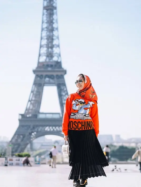 Tampil dengan gaya stylish, tidak jarang berbagai penampilannya pun kerap disorot dan dibanjiri berbagai komentar di media sosial Instagramnya. Sejak menikah dengan Sahrul Gunawan, Dine Mutiara pun semakin menuai banyak sorotan dari penggemar suaminya. (Liputan6.com/IG/@dine.pearl)