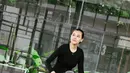 Istri Thariq Halilintar itu nampak begitu bugar kembali ke lapangan padel dengan gaya yang sporty [@aaliyah.massaid]