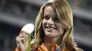 Dafne Schippers berpose dengan medali perak yang diraihnya dalam final lari 200m putri Olimpiade Rio 2016 di Olympic Stadium, Rio de Janeiro, Brasil, (17/8/2016). (AFP/Damien Meyer)