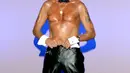 Bernie Barker, asal Miami Beach, Florida, AS, memulai karirnya sebagai penari erotik tahun 2000 silam, saat dirinya berusia 60 tahun. Pada Juli 2003, Bernie dinyatakan sebagai penari erotik or stripper tertua di dunia. (popsugar.com)