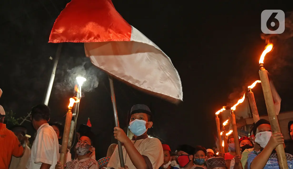 Pawai Obor Peringatan Tahun Baru Islam: Warga melakukan pawai obor di Kawasan Rempoa, Tangerang Selatan, Rabu (19/08/2020). Pawai obor tersebut dilakukan dalam rangka menyambut peringatan tahun baru Islam 1 Muharram 1442 H. (Liputan6.com/Herman Zakharia)