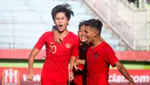 Striker Timnas Indonesia U-18, Rendy Juliansyah, merayakan gol bersama teman-temannya. (Bola.com/Zaidan Nazarul)