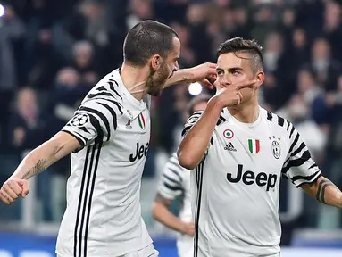 Paulo Dybala (kanan) mencetak satu-satunya gol kemenangan untuk timnya saat menyingkirkan FC Porto pada leg kedua Babak 16 Besar Liga Champions di Juventus stadium, (14/3/2017). Juventus menang 1-0. (Alessandro Di Marco/ANSA via AP)