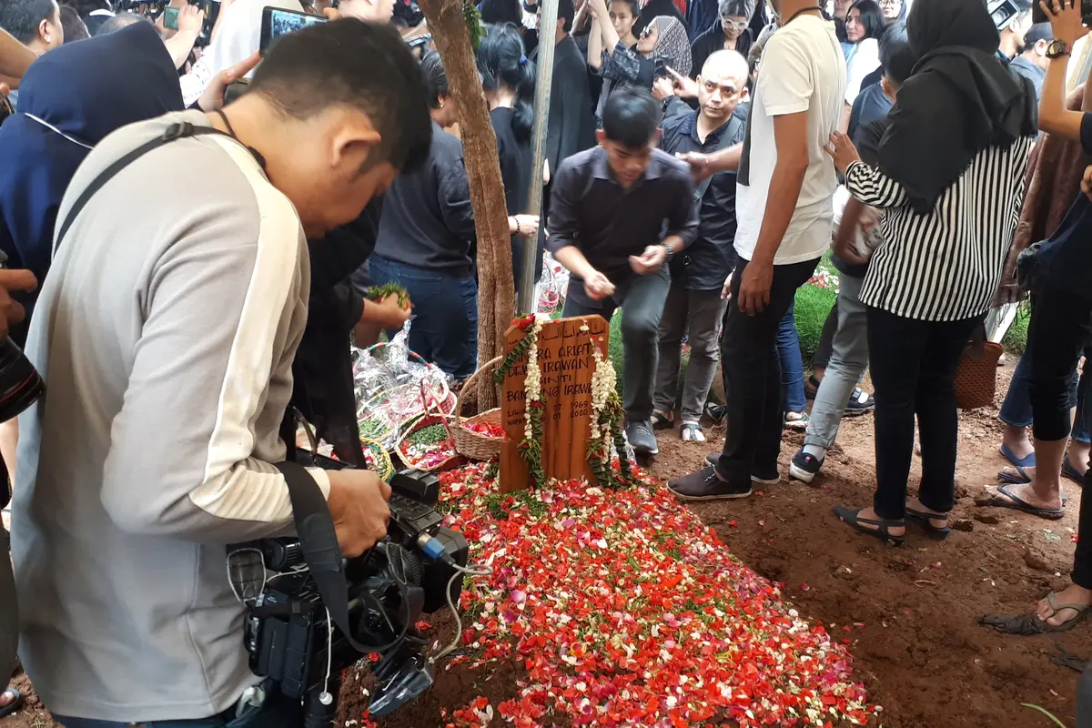 Pemakaman Ria Irawan (Zulfa Ayu Sundari)