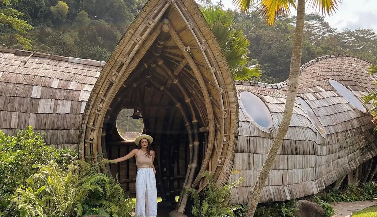 Enzy Storia memilih mengenakan sleeveless top berwarna cokelat, dipadu dengan celana panjang putih. Foto: Instagram.