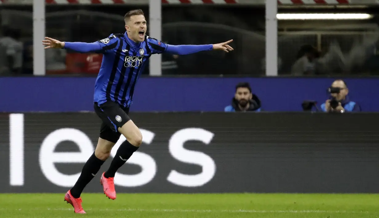 Gelandang Atalanta, Josip Ilicic berselebrasi usai mencetak gol ke gawang Valencia pada pertandingan leg pertama babak 16 besar Liga Champions di stadion San Siro di Milan, Italia, Rabu, (19/2/2020). Atalanta menang telak atas Valencia 4-1.  (AP Photo/Luca Bruno)