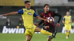 Gelandang AC Milan, Manuel Locatelli, berebut bola dengan penyerang Chievo, Roberto Inglese, pada laga Serie A di Stadion Bentegodi, Verona, Minggu (16/10/2016). Milan menang 3-1 atas Chievo. (EPA/Filippo Venezia)