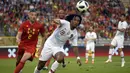 Bek Belgia, Toby Alderweireld, berebut bola dengan striker Portugal, Gelson Martins, pada laga persahabatan di Stadion King Baudouin, Brussels, Sabtu (2/6/2018). Kedua negara bermain imbang 0-0. (AFP/John Thys)