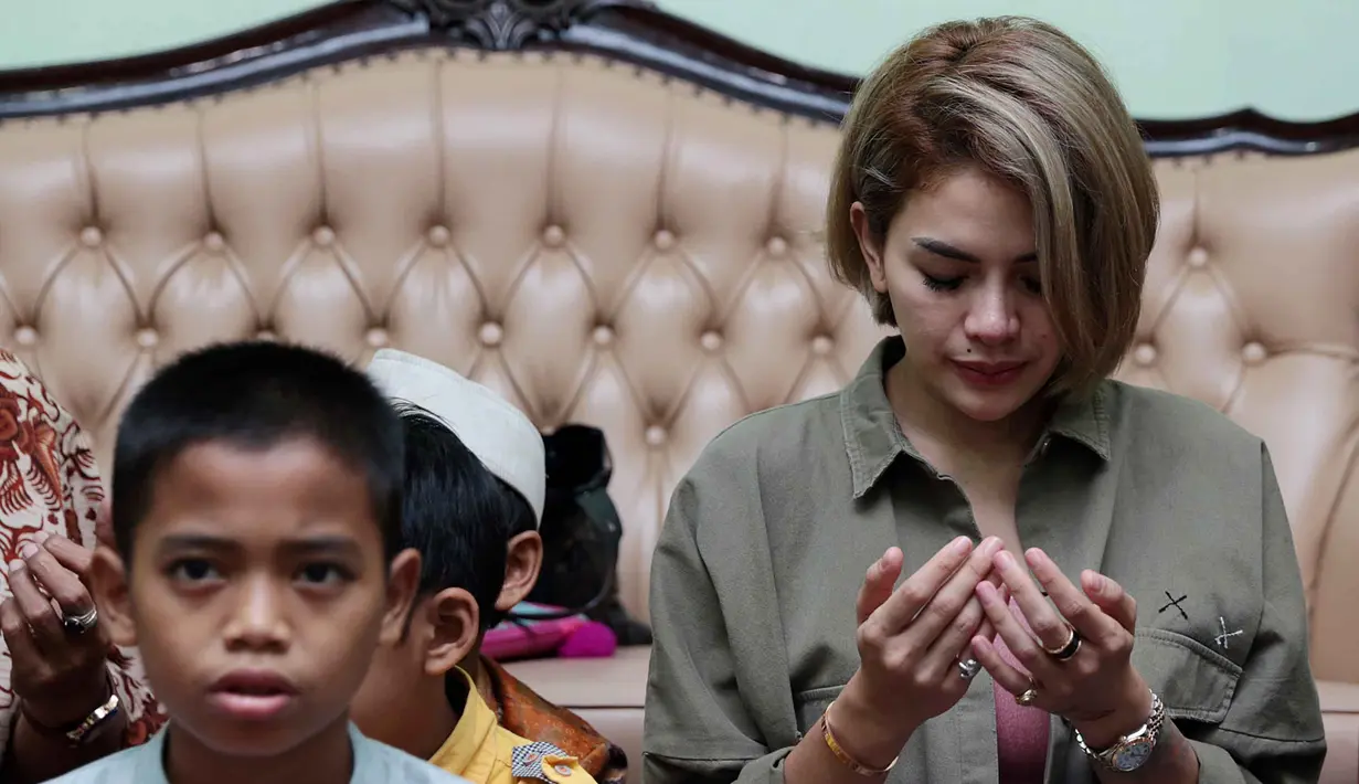 Janda dua anak itu mengungkapkan makna khusus dibalik kue ulang tahunnya kali ini berbentuk masjid. Hal itu terkait program yang sedang dijalankan oleh Niki. (Deki Prayoga/Bintang.com)