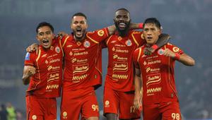 Pemain Persija Muhammad Rayhan Hannan, Emaxwell Souza De Lima, Allano Brendon De Souza Lima dan Eksel Timothy Joseph Runtukahu (kiri ke kanan) saat merayakan kemenangan atas Persebaya pada pertandingan pekan ke-27 BRI Super League 2025/2026 di Stadion Utama Gelora Bung Karno (SUGBK), Jakarta, Sabtu (11/4/2026). Menjamu Persebaya Surabaya di Stadion Utama Gelora Bung Karno (SUGBK), Persija Jakarta tampil impresif. (Bola.com/Bagaskara Lazuardi)