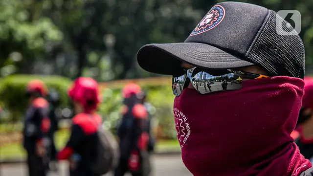 FOTO: Geruduk MK, Buruh Tuntut THR hingga Pengusutan Dugaan Korupsi BPJS Ketenagakerjaan