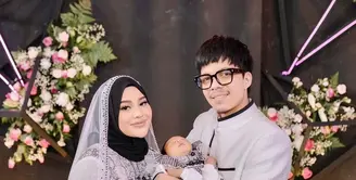 Atta Halilintar dan Aurel Hermansyah baru saja menggelar syukuran kelahiran putri cantik mereka, Ameena Hanna Nur Atta pada, Jumat (4/3/2022). (Instagram/aurelie.hermansyah).