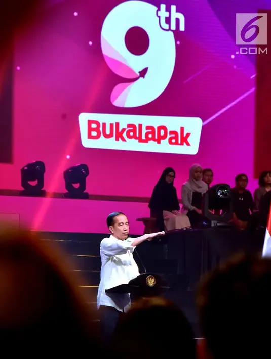 Presiden Joko Widodo memberi sambutan saat menghadiri HUT ke-9 BukaLapak di Jakarta Convention Center (JCC), Kamis (10/1). Jokowi mengungkapkan bahwa jumlah Usaha Mikro, Kecil, dan Menengah (UMKM) di Indonesia sebanyak 56 juta. (Liputan6.com/HO/Biropers)