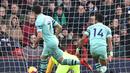 Gol kedua Arsenal berhasil dicetak sang penyerang andalan, Aubameyang pada menit ke-67 pada laga lanjutan Premier League yang berlangsung di stadion Dean Court, Inggris, Minggu (25/11).  Arsenal menang 2-1. (AFP/Glyn Kirk)