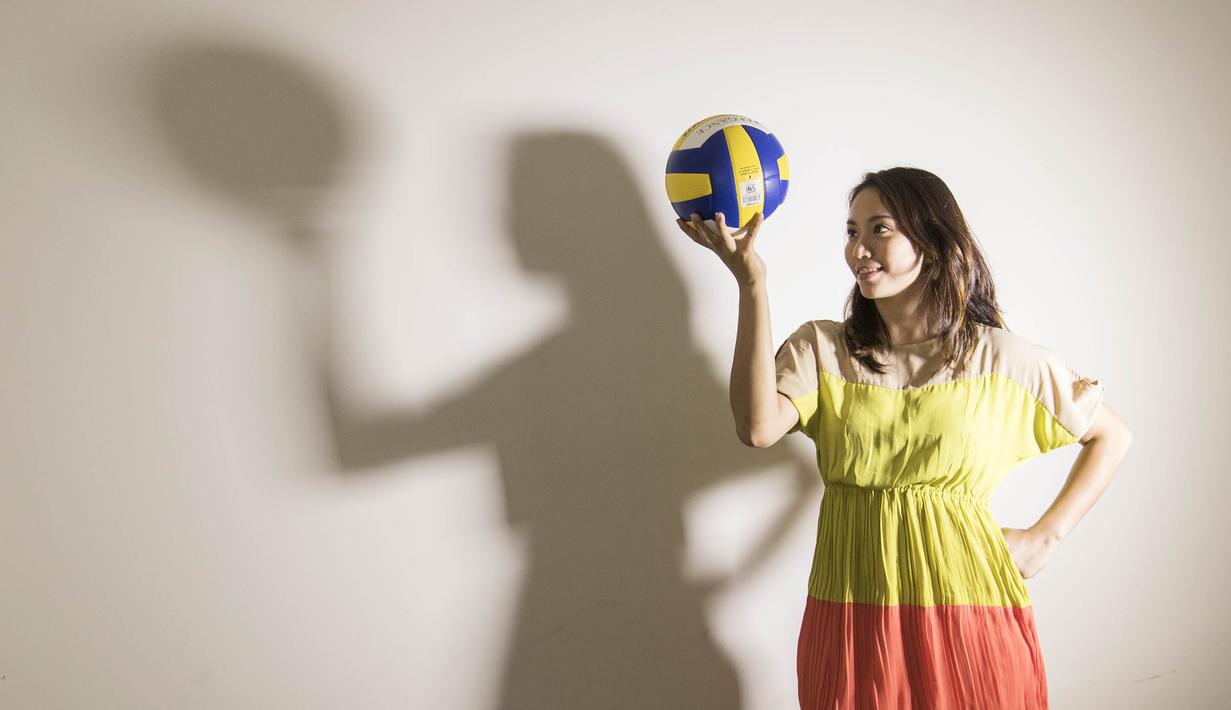 Pevoli nasional, Berllian Marsheilla tampil cantik menggunakan baju berwarna. (Bola.com/Vitalis Yogi Trisna) 