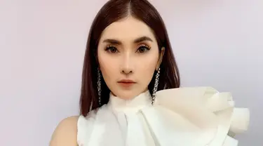 Sebagai seorang publik figur, pemain sinetron Cinta 2 Pilihan ini selalu tampil menarik di setiap momen. Tak jarang, ia tampil stylish dengan busana putih di berabagai acara. Penampilannya pun terlihat stunning dengan baju putih.(Liputan6.com/IG/@eva_anindita_zachrie)