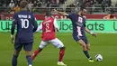 Gelandang Paris Saint-Germain (PSG) Fabian Ruiz mengoper bola saat laga tandang melawan Reims dalam pertandingan pekan ke-10 Liga Prancis di Stade Auguste-Delaune II, Minggu (9/10/2022) dini hari WIB. Paris Saint-Germain masih berada di puncak klasemen Liga Prancis meski cuma menambah satu poin. (AP Photo/Michel Euler)