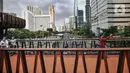 Warga berfoto saat ngabuburit di JPO Pinisi Pinisi Karet-Sudirman, Jakarta Pusat, Senin (4/4/2022). JPO Pinisi kini menjadi destinasi baru warga Jakarta untuk menunggu waktu berbuka puasa atau ngabuburit sambil menikmati suasana perkotaan. (merdeka.com/Iqbal S. Nugroho)
