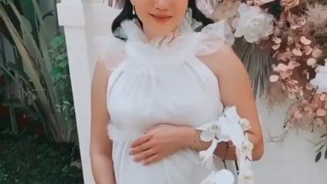 Jelang Melahirkan, Ini 7 Potret Maternity Shoot Alice Norin Bernuansa Bunga