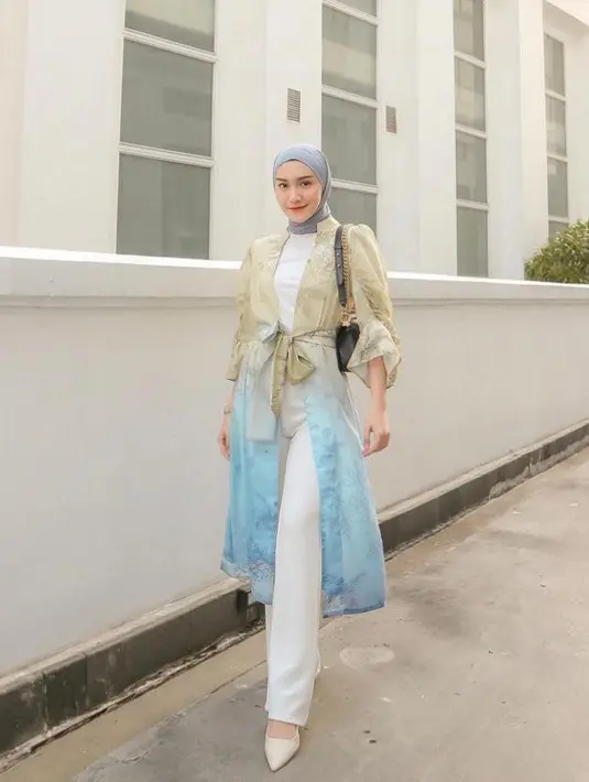 Untuk tampilan lebih berwarna, gaya Melody Prima dengan outer organza, dipadukan dengan inner putih, dan celana kulot warna senada bisa jadi pilihan.  (Instagram/melodyprima).