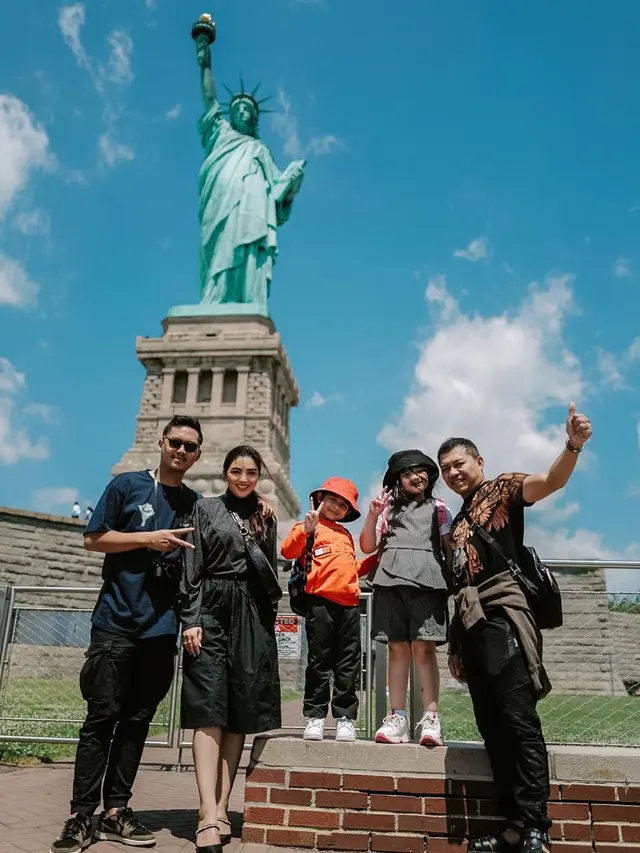 Potret Serunya Keluarga Anang Hermansyah saat Liburan di New York