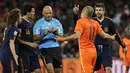 Howard Webb Pernah memimpin dua laga besar dalam setahun yakni, Final Liga Champions 2010 Inter Milan melawan Bayern Munchen dan Piala Dunia 2010 antara Belanda melawan Spanyol. Dirinya lah wasit pertama yang mencapai prestasi tersebut. (Foto: AFP/Javier Soriano)