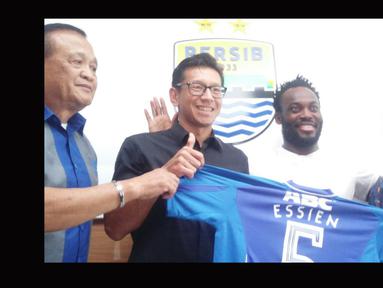 Mantan pemain Chelsea, Michael Essien saat foto bersama Manajer Persib Bandung, Umuh Muchtar dan manajemen di Bandung, Selasa (14/3/2017).  Essien menerima Jesey bernomor punggung lima. (Bola.com/ Erwin Snaz)