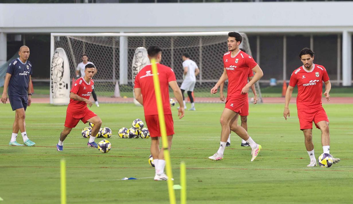 Timnas Indonesia menggelar sesi latihan resmi jelang laga melawan Saint Kitts and Nevis. Tampak dalam foto, para pemain Timnas Indonesia menggelar sesi latihan resmi jelang melawan Saint Kitts and Nevis pada laga perdana FIFA Series 2026 di Stadion Madya, Kompleks Gelora Bung Karno, Jakarta, Kamis (26/3/2026). (Bola.com/M Iqbal Ichsan)