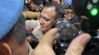 Ketua Komisi Pemberantasan Korupsi (KPK) nonaktif Firli Bahuri&nbsp;usai menjalani pemeriksaan sebagai tersangka kasus dugaan pemerasan terhadap mantan Menteri Pertanian Syahrul Yasin Limpo, Rabu malam (27/12/2023). (Liputan6.com/Ady Anugrahadi)