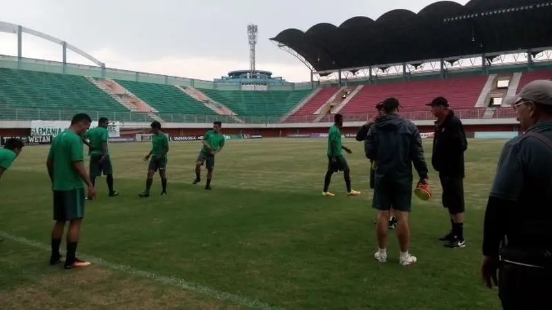 Alfred Riedl memimpin latihan para pemain Timnas Indonesia di Stadion Maguwoharjo