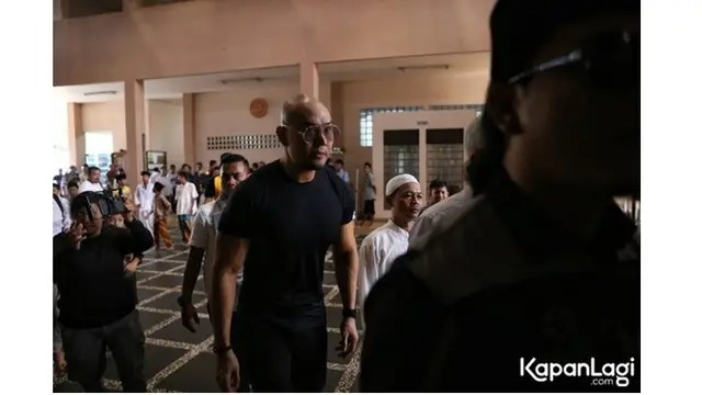7 Potret Deddy Corbuzier Saat Menjalankan Salat Jumat Pertamanya