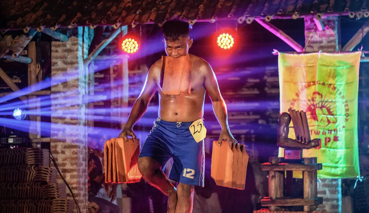 Kompetisi binaraga tradisional ini berbeda dengan ajang serupa yang diikuti para atlet profesional. (Aditya Irawan/AFP)