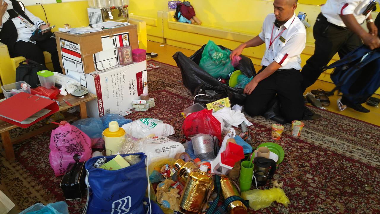 Sejumlah barang bawaan para jemaah haji Indonesia harus ditinggal lantaran melebihin berat yang telah ditentukan (Liputan6.com/Muhammad Ali
