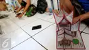 Seorang warga binaan membuat rumah gadang dari lintingan koran di Lapas Kelas 1 Tangerang, Kota Tangerang.(29/10). Kerajinan yang telah berjalan sekitar empat tahun ini telah kebanjiran pesanan. (Liputan6.com/Fery Pradolo)