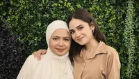 Syifa Hadju baru saja merayakan ulang tahun sang ibunda tersayang. Nampak pesta ulang tahun dirayakan sederhana namun berkesan yang dihadiri orang terdekat keduanya. Credit: Instagram  (@syifahadju)
