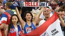 Sejumlah suporter Amerika Serikat berteriak mendukung negaranya sebelum bertanding melawan Kolombia di Copa America Centenario 2016 di Santa Clara, California, Amerika Serikat, (3/6). (AFP PHOTO / MARK RALSTON)