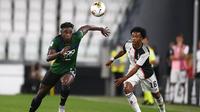 Striker Atalanta, Duván Zapata, berebut bola dengan gelandang Juventus, Juan Cuadrado, pada laga Serie A di Allianz Stadium, Minggu (12/7/2020). Kedua tim bermain imbang 2-2. (Fabio Ferrari/LaPresse via AP)