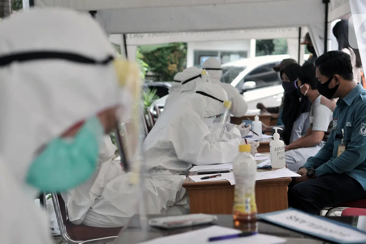 FOTO: Pegawai Kantor Kecamatan Jalani Tes Swab COVID-19