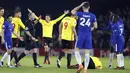 Pemain Chelsea, Tiemoue Bakayoko (kanan) menerima kartu merah dari wasit pada lanjutan Premier League di Vicarage Road stadium, London, (5/2/2018). Chelsea kalah 1-4. (AP/Frank Augstein)