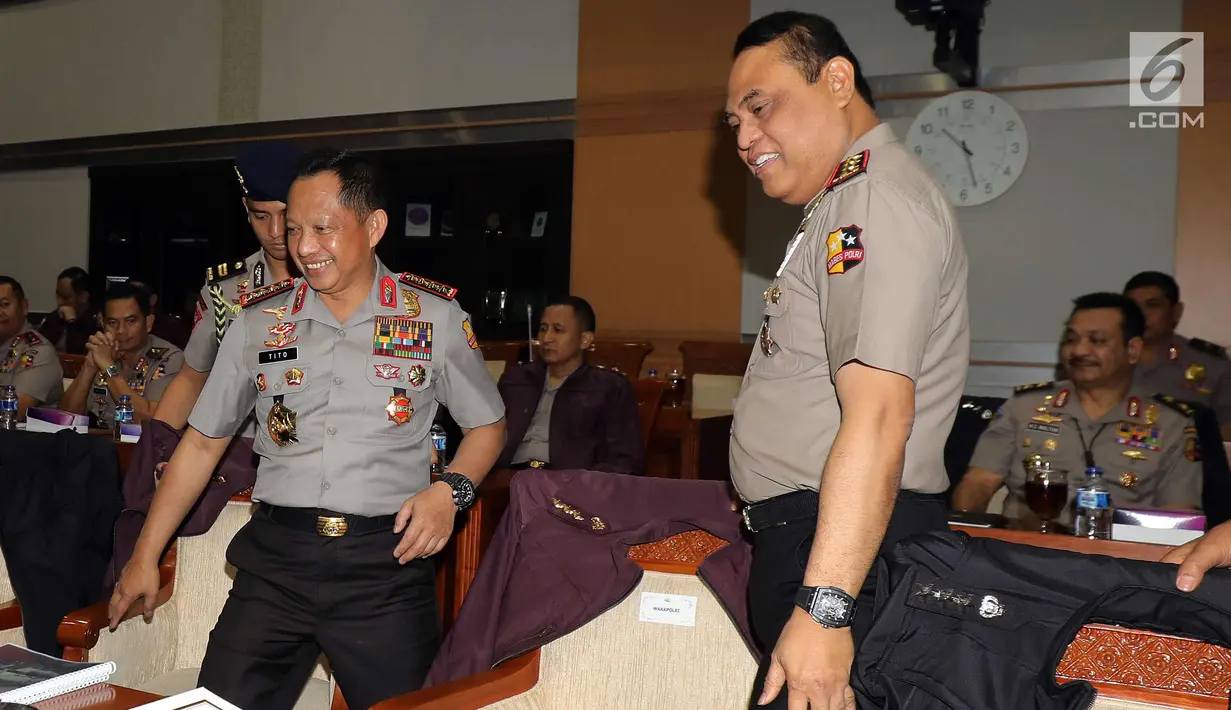 Kapolri Jenderal Pol Tito Karnavian didampingi Wakapolri Komjen Pol Syafruddin bersiap mengikuti rapat kerja dengan Komisi III DPR di Kompleks Parlemen Senayan, Jakarta, Rabu (14/3). (Liputan6.com/Johan Tallo)
