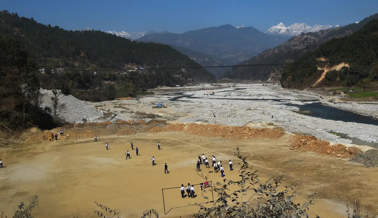 Lapangan di Bahuneypati, Sindhupalchok, Nepal ini berdekatan dengan aliran sungai besar. Dari lapangan ini kita bisa melihat pemandangan indah gunung-gunung dan dapat ditempuh sekitar 70 kilometer  dari kota Kathmandu. (AFP/Prakash Mathema)