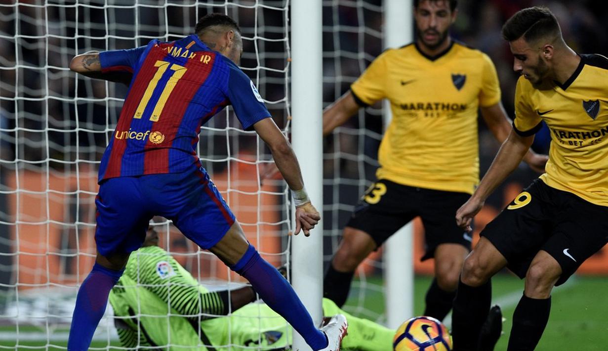Striker Barcelona, Neymar, berusaha mencetak gol ke gawang Malaga dalam lanjutan La Liga di Camp Nou, Barcelona, Sabtu (19/11/2016). (AFP/Lluis Gene)