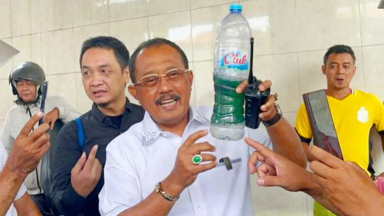 Wakil Wali Kota Surabaya, Armuji,menunjukkan sampel BBM dalam botol air mineral.