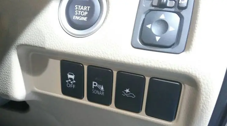 Mitsubishi Pajero Sport Dakar Ultimate dilengkapi fitur FCM (Forward Collision Mitigation System), atau Sensor Pengereman Otomatis. (Arief/Liputan6.com)
