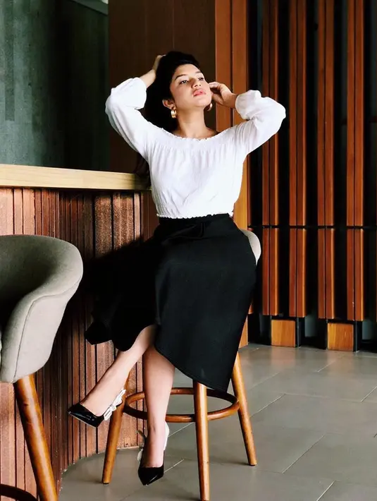 Bianca sendiri cukup sering terlihat mengenakan pakaian dengan warna monokrom. Pada foto ini ia juga terlihat menggunakna dress berwarna hitam dan putih yang dipadukan dengan heel berwarna hitam dengan aksen pita berwarna putih. (Liputan6.com/IG/@bibiancaliza)