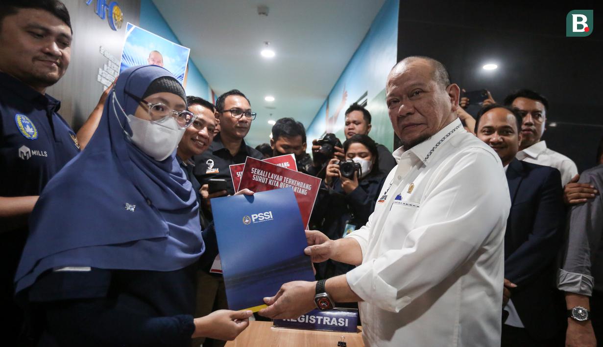 <p>Bakal Calon Ketua Umum PSSI, AA La Nyalla Mahmud Mattalitti menyerahkan berkas pendaftaran Bakal Calon Ketua Umum PSSI kepada Staff PSSI yang berlangsung di GBK Arena, Jakarta, Jumat (13/01/2023). (Bola.com/Bagaskara Lazuardi)</p>