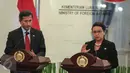 Menteri Luar Negeri Indonesia Retno LP Marsudi (kanan) memberikan keterangan pers didampingi oleh Menlu Singapura Vivian Balakrishnan di Gedung Pancasila, Jakarta, (12/1). Ini merupakan kunjungan Pertama Menteri Singapura. (Liputan6.com/Faizal Fanani)