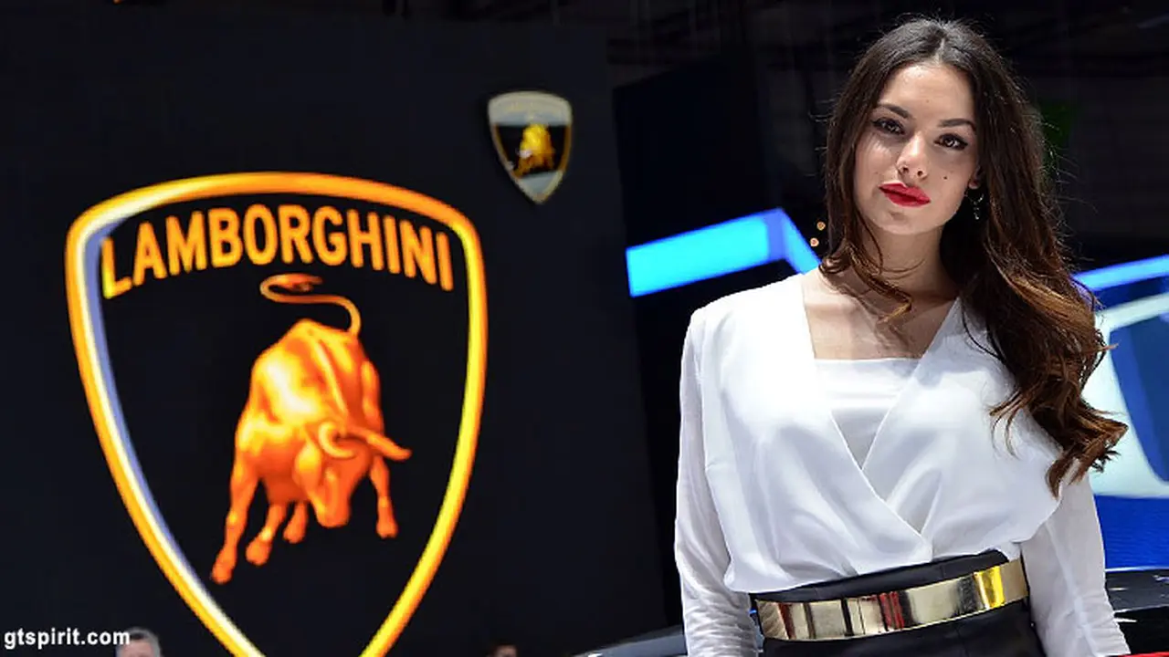 Perempuan cantik di gelaran Geneva Motor Show 2014.